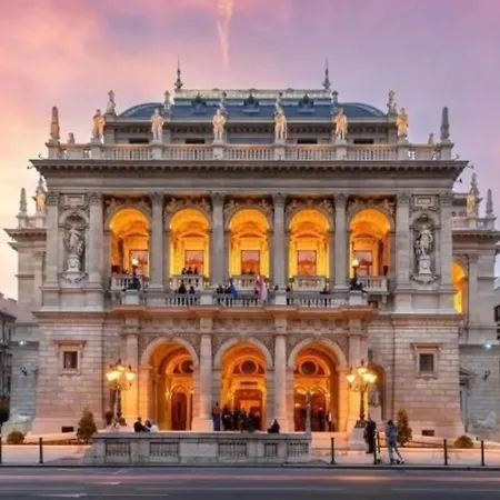Bold Art Opera House At Your Doorstep *