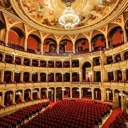 Apartment Bold Art Opera House At Your Doorstep